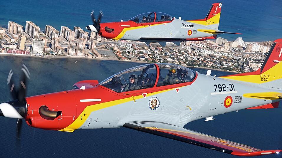 Vater und Tochter in je einem Trainingsflugzeug über dem Mittelmeer: Im vorderen Flugzeug Spaniens König Felipe VI., im hinteren Thronfolgerin, Kronprinzessin Leonor. Vater und Tochter in je einem Trainingsflugzeug über dem Mittelmeer: Im vorderen Flugzeug Spaniens König Felipe VI., im hinteren Thronfolgerin, Kronprinzessin Leonor.