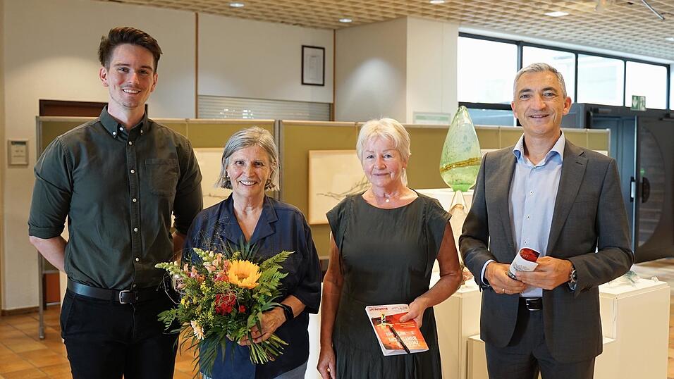 Landrat Dr. Ronny Raith (r.) lie&szlig; sich von der k&uuml;nstlerischen Leiterin Annemarie Pletl (2.v.r.) und Reinhard W&ouml;lfl (l.), Vorsitzender der Sektion Zwiesel des Bayerischen Wald-Vereins, durch den 62. Zwiesler Buntspecht f&uuml;hren. Zum gemeinsamen Foto kam auch Ursula M&uuml;hl hinzu - samt Blumenstrau&szlig; als Dankesch&ouml;n f&uuml;r ihren unerm&uuml;dlichen Einsatz an der Ausstellungskasse, die sie w&auml;hrend der gesamten Laufzeit betreut.