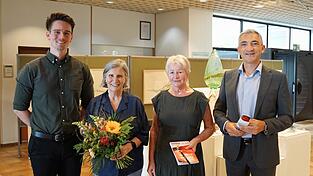Landrat Dr. Ronny Raith (r.) lie&szlig; sich von der k&uuml;nstlerischen Leiterin Annemarie Pletl (2.v.r.) und Reinhard W&ouml;lfl (l.), Vorsitzender der Sektion Zwiesel des Bayerischen Wald-Vereins, durch den 62. Zwiesler Buntspecht f&uuml;hren. Zum gemeinsamen Foto kam auch Ursula M&uuml;hl hinzu - samt Blumenstrau&szlig; als Dankesch&ouml;n f&uuml;r ihren unerm&uuml;dlichen Einsatz an der Ausstellungskasse, die sie w&auml;hrend der gesamten Laufzeit betreut.