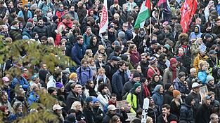 In M&uuml;nchen haben sich mehrere hundert Menschen zu einem Protest der Initiative &laquo;Gen Z regelt&raquo; versammelt.