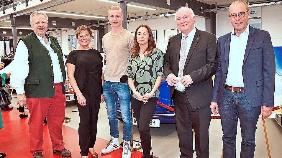 Bei der Ausstellungseröffnung im Automobilpark: Dr. Konrad Auwärter (v.l.), Inge Lesser, Michael Auwärter, Katarzyna Mi? Dziarmagowska. Altlandrat Heinrich Trapp und Bürgermeister Martin Hiergeist. Bei der Ausstellungseröffnung im Automobilpark: Dr. Konrad Auwärter (v.l.), Inge Lesser, Michael Auwärter, Katarzyna Mi? Dziarmagowska. Altlandrat Heinrich Trapp und Bürgermeister Martin Hiergeist.