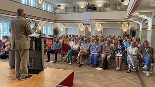 Stellvertretend für den Hospizverein begrüßte Vorsitzender Kunibert Herzing viele Besucher zum Fachtag im Bernlochner. Stellvertretend für den Hospizverein begrüßte Vorsitzender Kunibert Herzing viele Besucher zum Fachtag im Bernlochner.