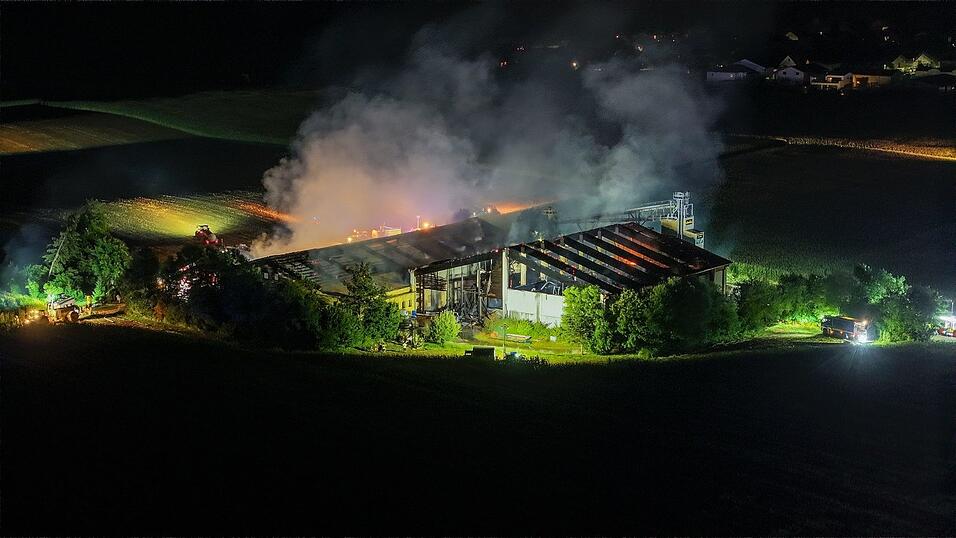 Über 1.000 Schweine wurden bei dem Brand getötet. Über 1.000 Schweine wurden bei dem Brand getötet.