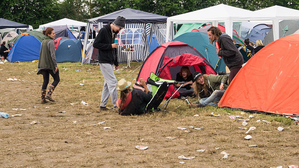 Mal mehr und mal weniger ausgewogen: Frühstück am Pfingst-Open-Air. Aufgenommen am Samstag von Regina Hölzel Mal mehr und mal weniger ausgewogen: Frühstück am Pfingst-Open-Air. Aufgenommen am Samstag von Regina Hölzel