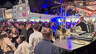 Auch in den Seitenstra&szlig;en gab es Programm und der DJ am Ludwigsplatz brachte viele Menschen zum Tanzen.