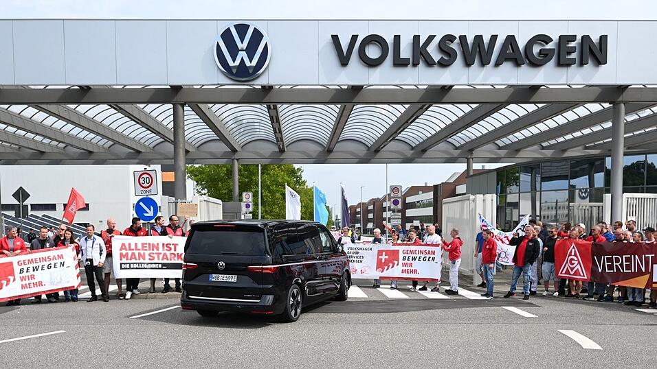 Der Bus mit VW-Vorstandchef Oliver Blume wird von Beschäftigten in Zwickau mit einer Demonstration für den Erhalt des Standortes in Empfang genommen. Der Bus mit VW-Vorstandchef Oliver Blume wird von Beschäftigten in Zwickau mit einer Demonstration für den Erhalt des Standortes in Empfang genommen.