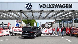 Der Bus mit VW-Vorstandchef Oliver Blume wird von Beschäftigten in Zwickau mit einer Demonstration für den Erhalt des Standortes in Empfang genommen. Der Bus mit VW-Vorstandchef Oliver Blume wird von Beschäftigten in Zwickau mit einer Demonstration für den Erhalt des Standortes in Empfang genommen.