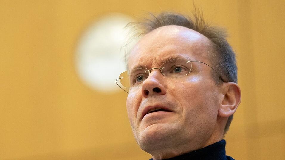 Der frühere Wirecard-Vorstandschef Markus Braun steht im Gerichtssaal.