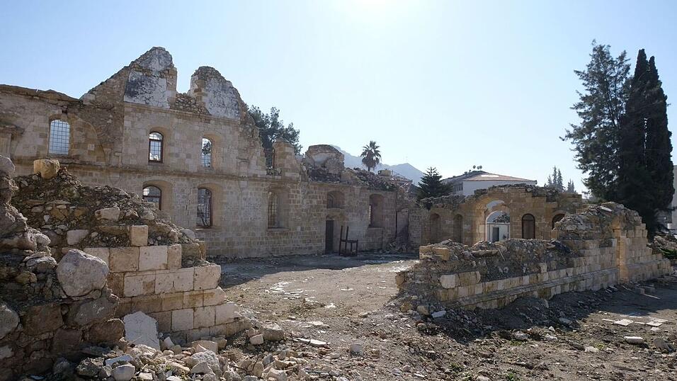 Nur einige Mauern der Kirche hielten dem verheerenden Beben stand