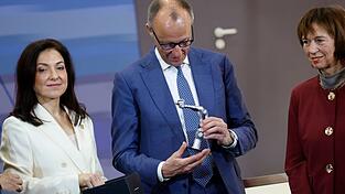 Sehen die Versorgung gesichert - Bundeskanzler Friedrich Merz und seine Wirtschaftsministerin Katherina Reiche.
