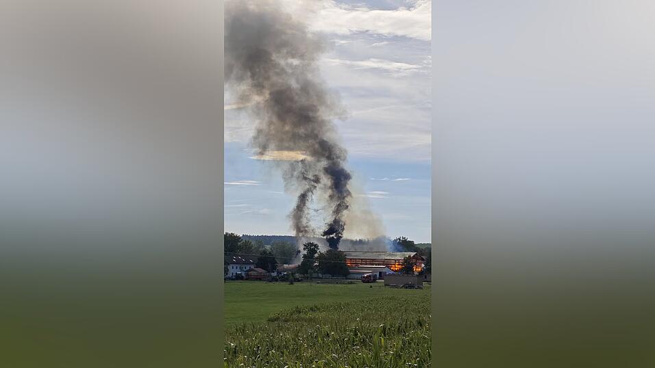 Auf einem landwirtschaftlichen Anwesen bei Vilsbiburg ist am Sonntag ein Feuer ausgebrochen. Auf einem landwirtschaftlichen Anwesen bei Vilsbiburg ist am Sonntag ein Feuer ausgebrochen.