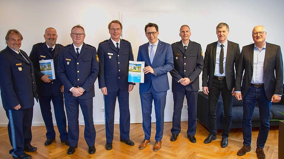 Polizeirat Stefan Potrykus (von links), Polizeivizepräsident Manfred Gigler, Polizeidirektor Markus Völkl, Polizeipräsident Manfred Jahn, Oberbürgermeister Doktor Christian Moser, Polizeihauptkommissar Christian Unnasch, Erster Polizeihauptkommissar Arno Bogner, Rechtsamtsdirektor Johann Maier Polizeirat Stefan Potrykus (von links), Polizeivizepräsident Manfred Gigler, Polizeidirektor Markus Völkl, Polizeipräsident Manfred Jahn, Oberbürgermeister Doktor Christian Moser, Polizeihauptkommissar Christian Unnasch, Erster Polizeihauptkommissar Arno Bogner, Rechtsamtsdirektor Johann Maier