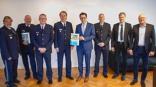 Polizeirat Stefan Potrykus (von links), Polizeivizepräsident Manfred Gigler, Polizeidirektor Markus Völkl, Polizeipräsident Manfred Jahn, Oberbürgermeister Doktor Christian Moser, Polizeihauptkommissar Christian Unnasch, Erster Polizeihauptkommissar Arno Bogner, Rechtsamtsdirektor Johann Maier Polizeirat Stefan Potrykus (von links), Polizeivizepräsident Manfred Gigler, Polizeidirektor Markus Völkl, Polizeipräsident Manfred Jahn, Oberbürgermeister Doktor Christian Moser, Polizeihauptkommissar Christian Unnasch, Erster Polizeihauptkommissar Arno Bogner, Rechtsamtsdirektor Johann Maier