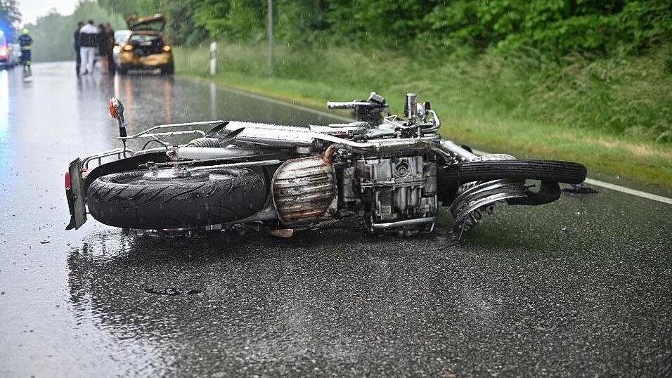 Für den 74-jährigen Motorradfahrer kam jede Hilfe zu spät. Für den 74-jährigen Motorradfahrer kam jede Hilfe zu spät.