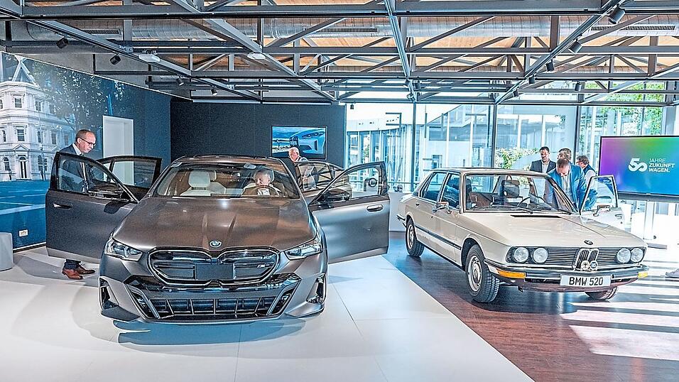 Probesitzen im neuen M60. Daneben bestaunen die Gäste den ersten 5er BMW aus Dingolfinger Produktion.