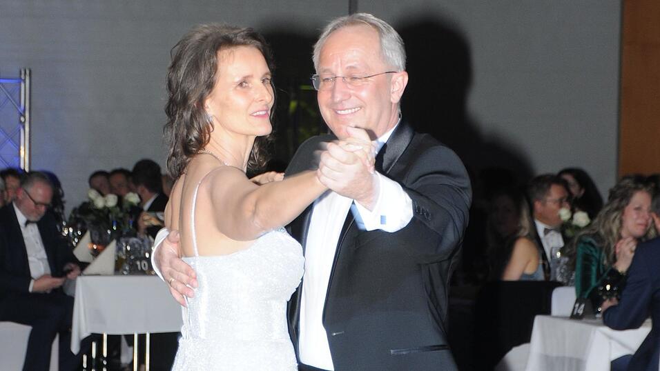 Mit einem Walzer er&ouml;ffnete Lionspr&auml;sident Robert Elsberger mit Ehefrau Bettina den 25. Lions-Ball.