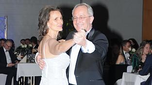 Mit einem Walzer er&ouml;ffnete Lionspr&auml;sident Robert Elsberger mit Ehefrau Bettina den 25. Lions-Ball.