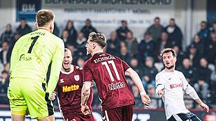 Matchwinner f&uuml;r den SSV Jahn Regensburg war Noel Eichinger (Nummer 11), der beide Tore f&uuml;r die Oberpf&auml;lzer erzielte.