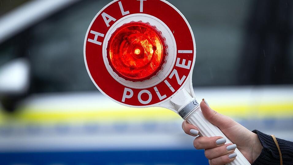 Der Autofahrer missachtet die Anhaltesignale der Polizei und rast mit hoher Geschwindigkeit davon. (Symbolbild)