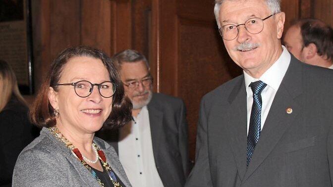 Bürgermeister a.D. Gerhard Weber freut sich über die Glückwünsche von Oberbürgermeisterin Gertrud Maltz-Schwarzfischer. Die aktuelle Politik verfolgt er aufmerksam, mischt sich aber nicht ein. Bürgermeister a.D. Gerhard Weber freut sich über die Glückwünsche von Oberbürgermeisterin Gertrud Maltz-Schwarzfischer. Die aktuelle Politik verfolgt er aufmerksam, mischt sich aber nicht ein.