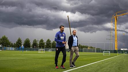 Geschäftsführer Michael Ströll (r., hier mit Trainer Sandro Wagner) wollte das „Graue Maus“-Image des Vereins loswerden - nun aber ziehen graue Gewitterwolken über Augsburg auf.
