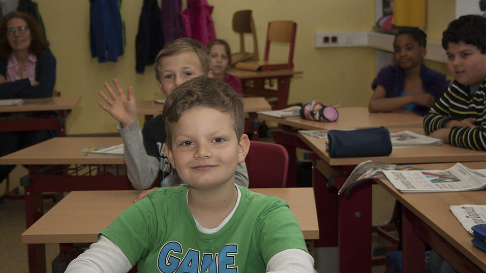 Zwei Schülerinnen der 4b der Grundschule St. Peter in Straubing schlüpften für eine Stunde in die Rolle der Fotografen. Fleißig fotografierten sie ihre Mitschüler beim Besuch der Redakteurin Tanja Pfeffer. Zwei Schülerinnen der 4b der Grundschule St. Peter in Straubing schlüpften für eine Stunde in die Rolle der Fotografen. Fleißig fotografierten sie ihre Mitschüler beim Besuch der Redakteurin Tanja Pfeffer.