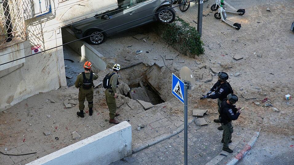 Nach einem Raketeneinschlag in Tel Aviv sind Anwohner schockiert.