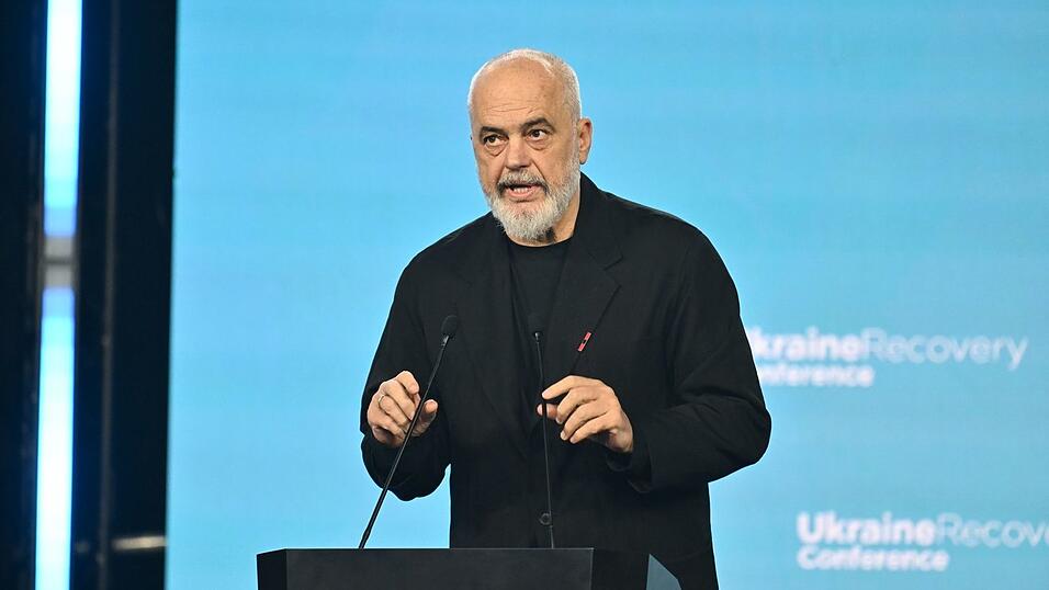 Die Demonstranten verlangen den Rücktritt von Regierungschef Edi Rama, der das Projekt in der Narta-Laguna bedingungslos zu unterstützen scheint. (Archivbild) Die Demonstranten verlangen den Rücktritt von Regierungschef Edi Rama, der das Projekt in der Narta-Laguna bedingungslos zu unterstützen scheint. (Archivbild)