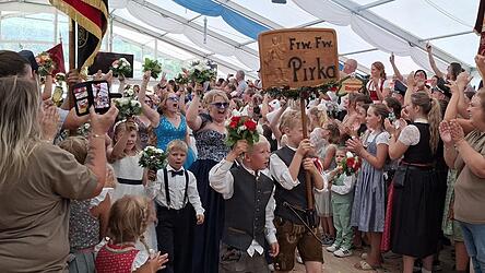Das Festgefolge des Jubelvereins marschierte zum fulminanten Abschluss der Fahnenparade am Sonntag unter tosendem Applaus ins Festzelt ein. Das Festgefolge des Jubelvereins marschierte zum fulminanten Abschluss der Fahnenparade am Sonntag unter tosendem Applaus ins Festzelt ein.