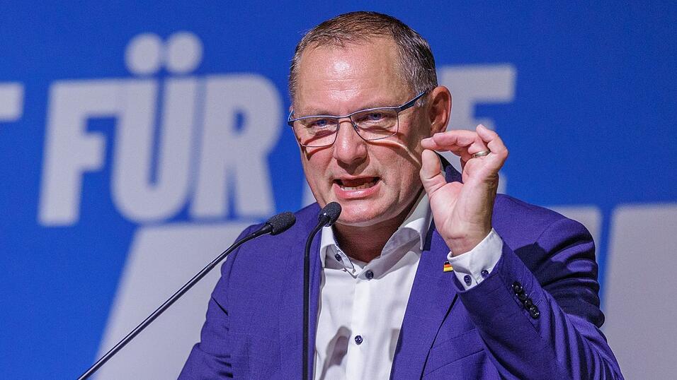 AfD-Chef Tino Chrupalla spricht von einer blauen Welle und setzt auf steigenden AfD-Zuspruch auf Bundesebene (Archivbild) AfD-Chef Tino Chrupalla spricht von einer blauen Welle und setzt auf steigenden AfD-Zuspruch auf Bundesebene (Archivbild)