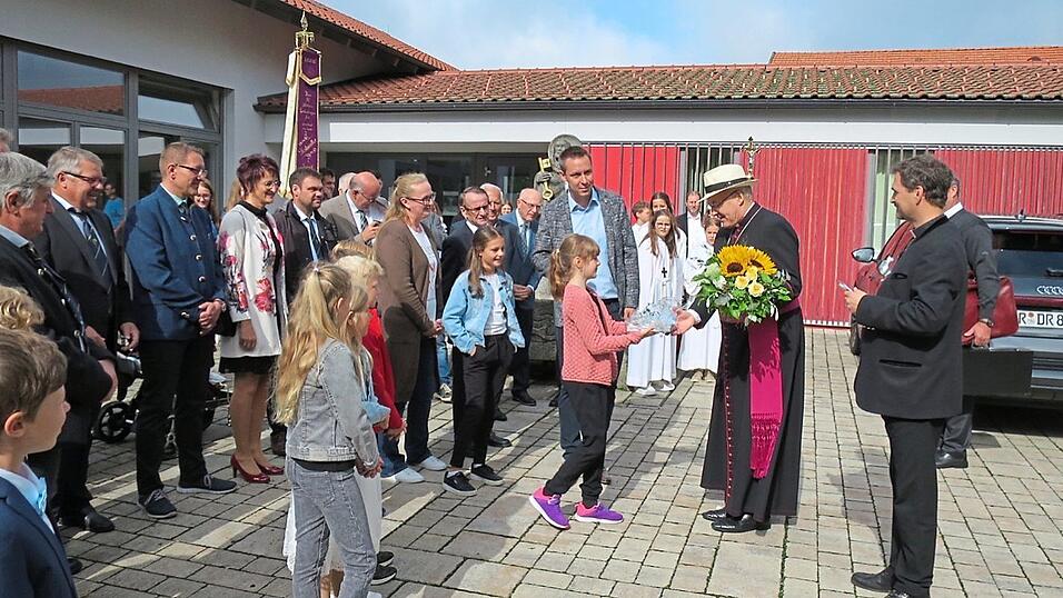 Bischof Rudolf Voderholzer besuchte die Pfarrei in einem 'Dreipfarrerjahr': Dekan Ralf Heidenreich versieht noch bis September die Seelsorge in Rettenbach und Arrach. Dann wird Pfarrer Adolf Sch&ouml;ls auf Pfarrer Chidi Okuma nachfolgen und die Zusammenlegung mit der Pfarrei Falkenstein regeln.