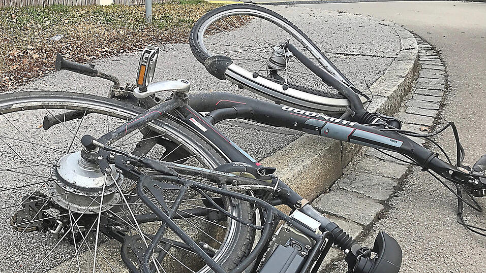 Bei diesem Unfall an der Erlenstraße wurde ein Geisterradler verletzt. 'Geisterradler leben doppelt gefährlich', warnt daher auch Ronny Graßl von der Polizeiinspektion. Bei diesem Unfall an der Erlenstraße wurde ein Geisterradler verletzt. 'Geisterradler leben doppelt gefährlich', warnt daher auch Ronny Graßl von der Polizeiinspektion.