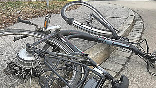 Bei diesem Unfall an der Erlenstraße wurde ein Geisterradler verletzt. 'Geisterradler leben doppelt gefährlich', warnt daher auch Ronny Graßl von der Polizeiinspektion. Bei diesem Unfall an der Erlenstraße wurde ein Geisterradler verletzt. 'Geisterradler leben doppelt gefährlich', warnt daher auch Ronny Graßl von der Polizeiinspektion.
