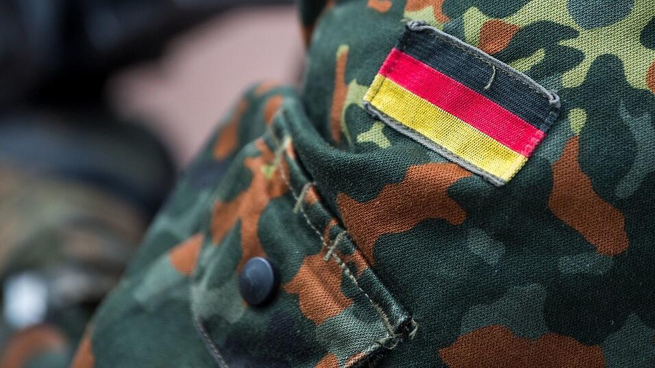 Der angeklagte Ex-Bundeswehrsoldat kämpfte laut eigenen Angaben zuletzt auf Seite der Ukrainer an der Front gegen Russland. Im Februar wurde er in der Ukraine festgenommen und nach Deutschland gebracht. (Symbolbild) Der angeklagte Ex-Bundeswehrsoldat kämpfte laut eigenen Angaben zuletzt auf Seite der Ukrainer an der Front gegen Russland. Im Februar wurde er in der Ukraine festgenommen und nach Deutschland gebracht. (Symbolbild)
