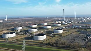 Ein &Ouml;l-Tanklager in Wilhelmshaven. Ifo-Pr&auml;sident Fuest r&auml;t zu vorsichtigem Umgang mit Reserven. (Symbolbild)