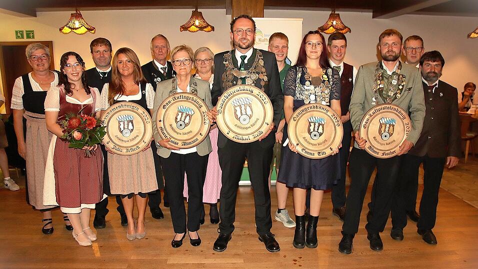 Eingerahmt von der 1. Gauschützenmeisterin Evi Graßl (links im Bild) und ihrem Stellvertreter Jürgen Fechter (rechts hinten) stellten sich die neu gekürten Majestäten in der Gaujugend-, Gaudamen-, Gaupistolen-, Gauauflage- und Gauschützenklasse stellen sich mit ihren Rittern beziehungsweise Ritterinnen zu einem Erinnerungsfoto zusammen. Eingerahmt von der 1. Gauschützenmeisterin Evi Graßl (links im Bild) und ihrem Stellvertreter Jürgen Fechter (rechts hinten) stellten sich die neu gekürten Majestäten in der Gaujugend-, Gaudamen-, Gaupistolen-, Gauauflage- und Gauschützenklasse stellen sich mit ihren Rittern beziehungsweise Ritterinnen zu einem Erinnerungsfoto zusammen.
