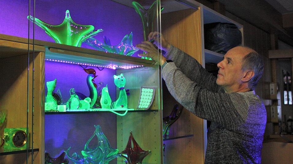 Schalen aus Murano, Weingl&auml;ser, Kn&ouml;pfe, Uhren, Zapfh&auml;hne, Bierflaschen - Joachim Dorner liebt Uranglas aller Art.