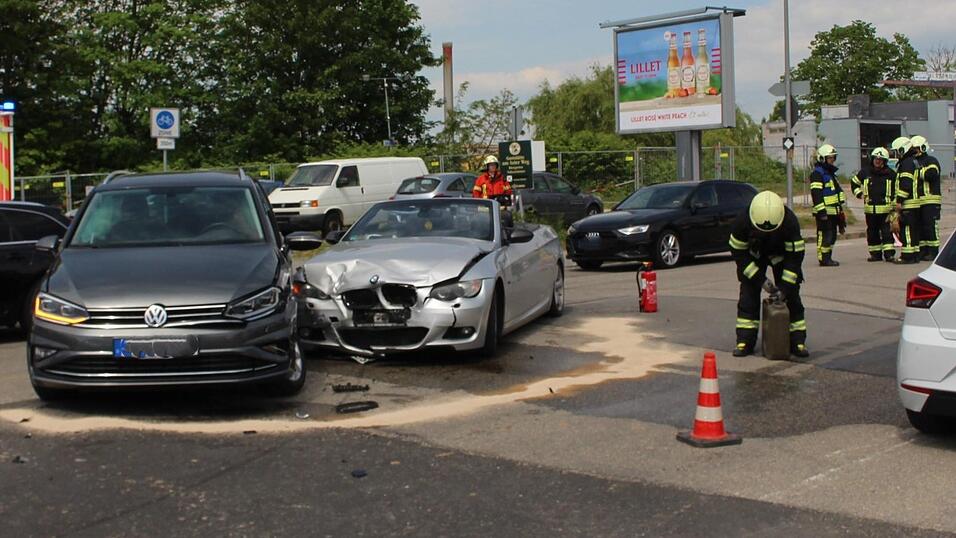An den beteiligten Fahrzeugen entstand wirtschaftlicher Totalschaden.