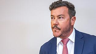 Der Ex-Milliardär muss nach seiner Festnahme in Untersuchungshaft (Foto: Archiv)