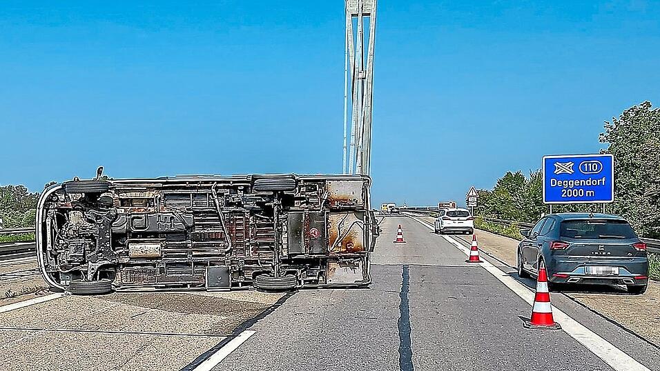 Das gekippte Wohnmobil blockierte zwei Fahrspuren.