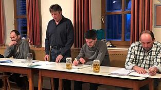 Die Vorstandschaft der Jagdgenossenschaft Pitzling mit Wolfgang Pl&ouml;tz an der Spitze (stehend) legte Rechenschaft ab.