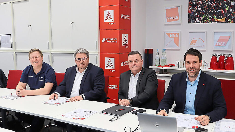 Benjamin Freund, 1. Bevollmächtigter und Kassier der IG Metall Landshut (von rechts), 2. Bevollmächtigter Rudi Gallenberger, Bernhard Ebner, Betriebsratsvorsitzender des BMW Group Werks Landshut, und Johannes Detterbeck, Vorsitzender der Vertrauensleute des BMW Group Werks Landshut, beim Jahrespressegespräch in der Geschäftsstelle der IG Metall Landshut