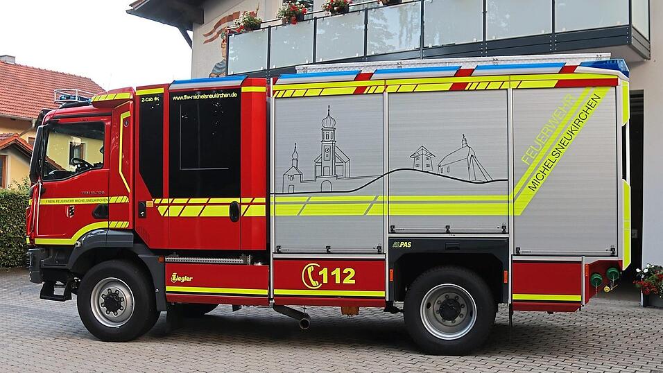 Nach zwei Jahren Planung und zwei Jahren Fertigung steht der neue Stolz der Feuerwehr Michelsneukirchen vor dem Gerätehaus in der Irlbergstraße. Nicht ganz 500.000 Euro wird die Gemeinde in das LF 10 investieren. Nach zwei Jahren Planung und zwei Jahren Fertigung steht der neue Stolz der Feuerwehr Michelsneukirchen vor dem Gerätehaus in der Irlbergstraße. Nicht ganz 500.000 Euro wird die Gemeinde in das LF 10 investieren.