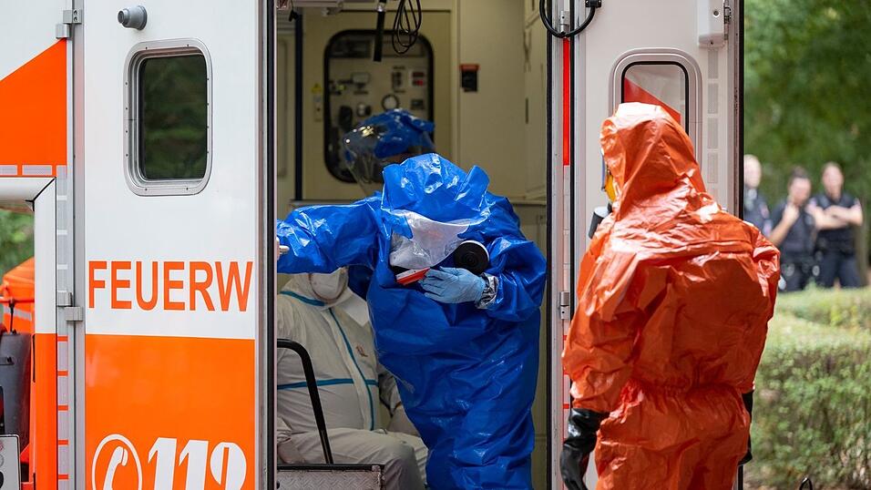 Der Transport von hochansteckenden Patienten in die Uniklinik wird immer wieder geübt, so wie hier im Jahr 2022. (Archivbild) Der Transport von hochansteckenden Patienten in die Uniklinik wird immer wieder geübt, so wie hier im Jahr 2022. (Archivbild)