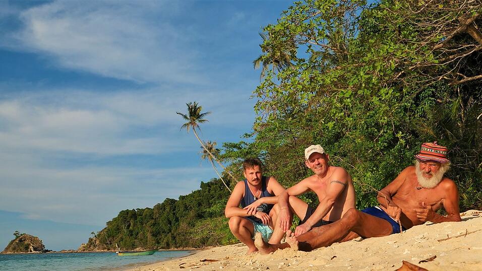 Rainier Ramisch, G&uuml;nther Englert, Gangerl Clemens. Die (un)gl&uuml;cklich gestrandete Crew der Segelyacht Bavaria II sitzt die Quarant&auml;ne vor einsamen Inseln in S&uuml;dostasien aus.