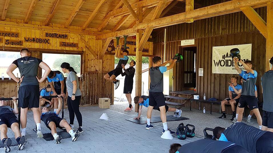 Training in der Woidbox-Hütte mit Gerätschaften, ein Krafttraining für den Oberkörper. Training in der Woidbox-Hütte mit Gerätschaften, ein Krafttraining für den Oberkörper.