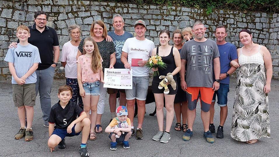 Die Bühelweg'ler bei der Spendenübergabe an Tim's Familie, die sich herzlich für die Initative bedankte. Die Bühelweg'ler bei der Spendenübergabe an Tim's Familie, die sich herzlich für die Initative bedankte.