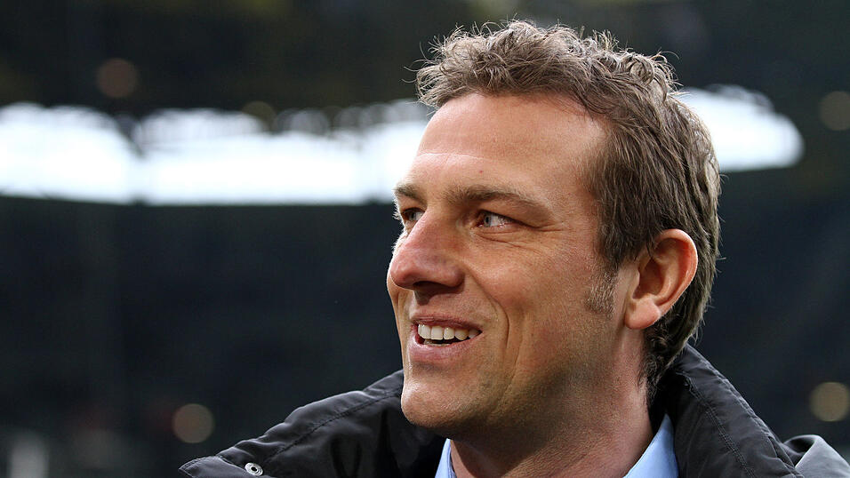 FCA-Coach Weinzierl hat nichts verlernt. Im Trainingslager versenkte er sieben von acht Freist&ouml;&szlig;en in Serie (Foto: dpa).