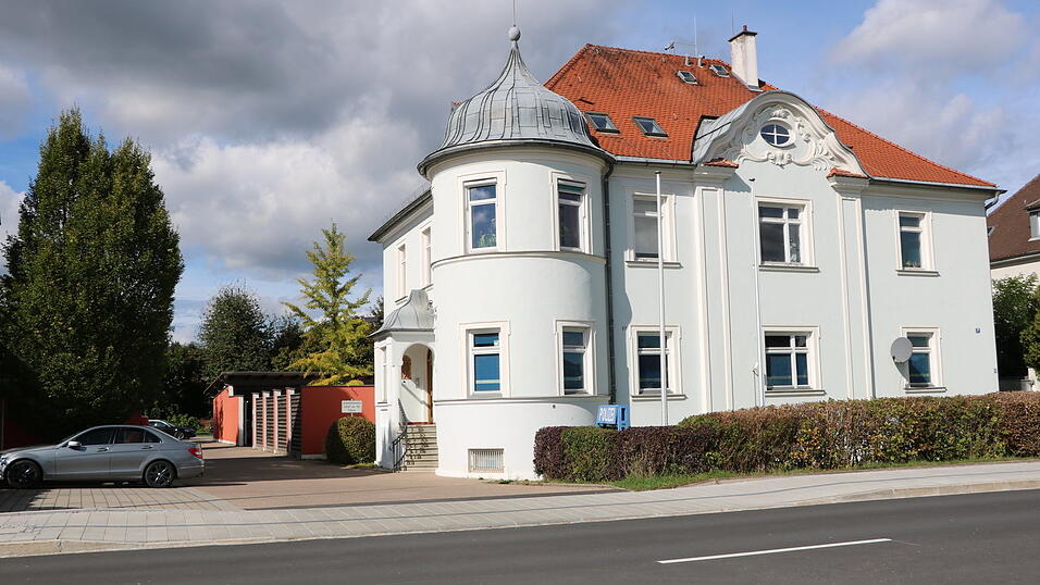 Ewig schade wäre es in den Augen vieler, würde das ortsbildprägende Gebäude an der Freisingerstraße abgerissen und durch Parkplätze ersetzt.