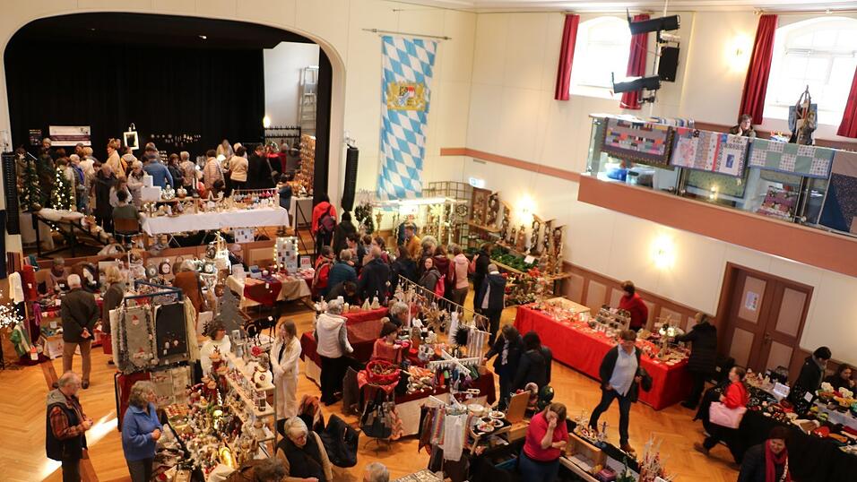 Der K&uuml;nstler- und Hobbymarkt findet jedes Jahr Mitte November in der Stadthalle Viechtach statt.